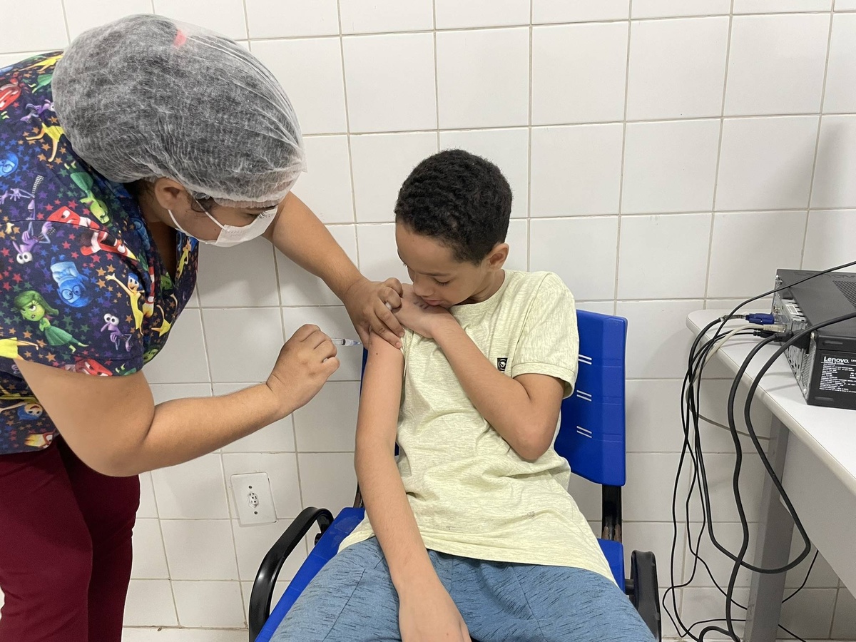 FMS disponibiliza primeira dose da vacina da dengue para adolescentes de 14 anos