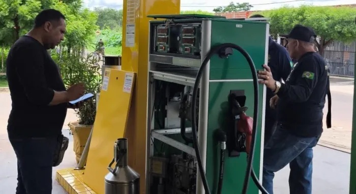 Imepi autua postos por irregularidades na venda de combustível em Teresina