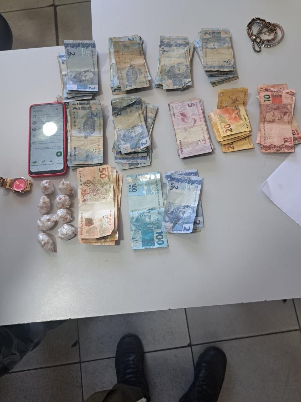 Mulher que usava carrinho de bombons para vender drogas é presa em Teresina