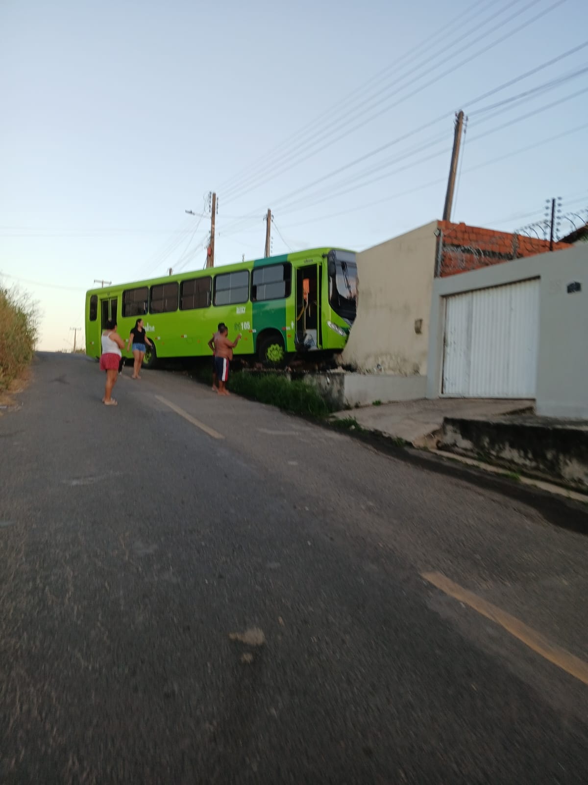 Ônibus desgovernado invade residência na zona Norte de Teresina