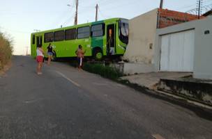 Ônibus desgovernado invade residência na zona Norte de Teresina (Foto: Divulgação)