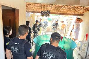 PM flagra desarticula rinha de galo no bairro Pedra Mole em Teresina (Foto: Divulgação)