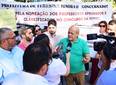 Prefeito Silvio Mendes recebe manifestantes e esclarece situação de concurso