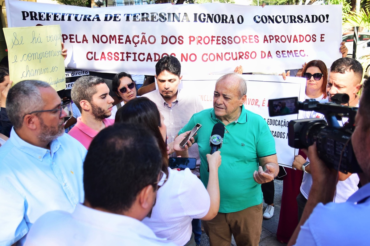 Prefeito Silvio Mendes recebe manifestantes e esclarece a situação de concurso