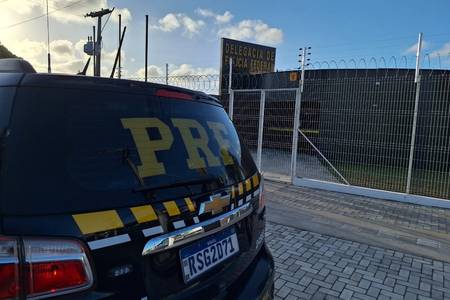 PRF flagra condutor com documento falso na BR 343 em Luís Correia