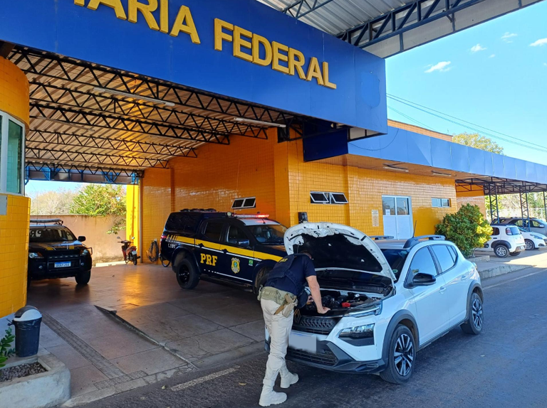 PRF recupera carro furtado e cumpre mandado por pensão no Piauí