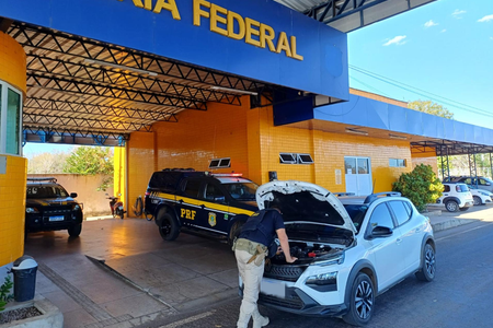 PRF recupera carro furtado e cumpre mandado por pensão no Piauí