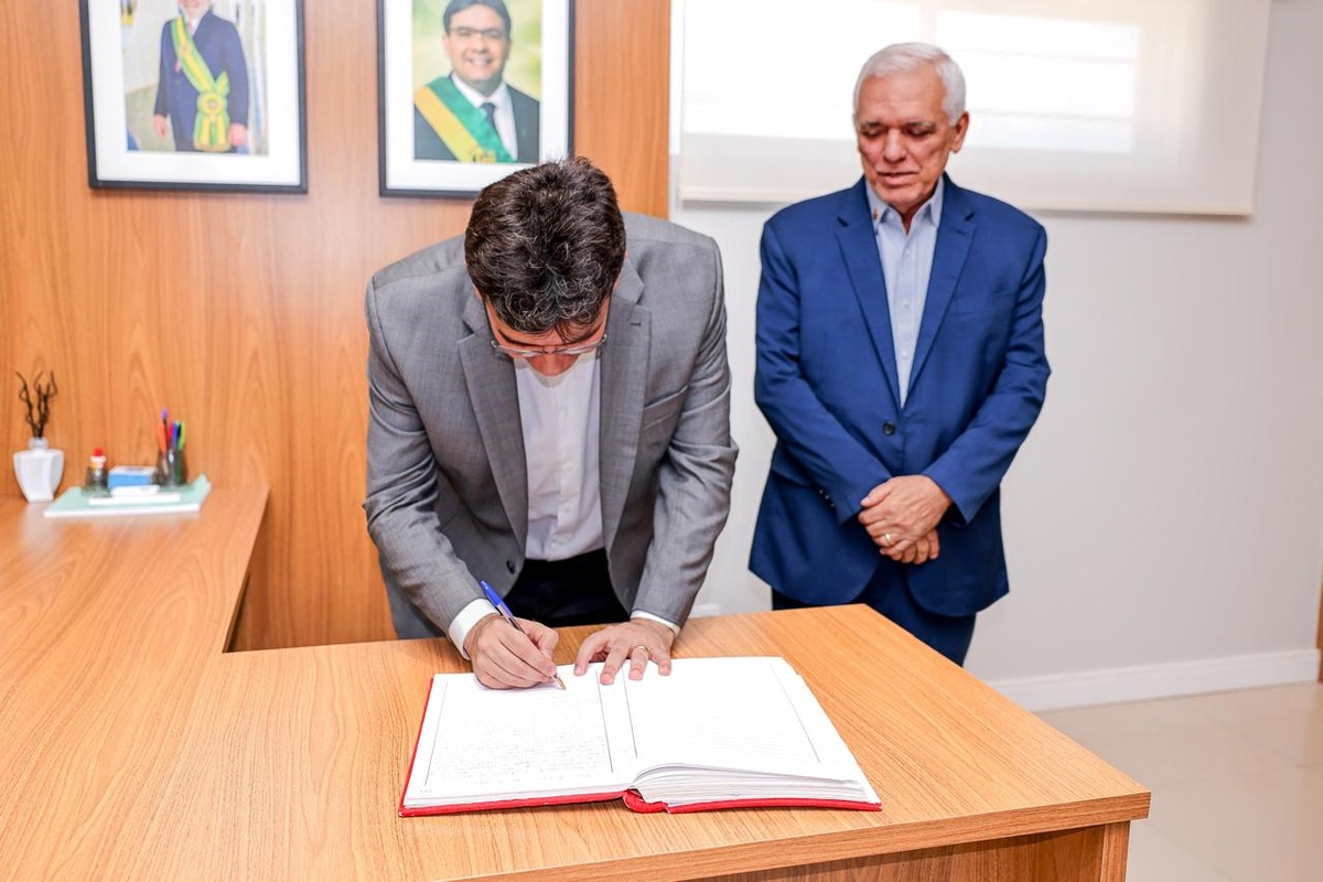 Rafael Fonteles transmite cargo para embarcar em missão internacional