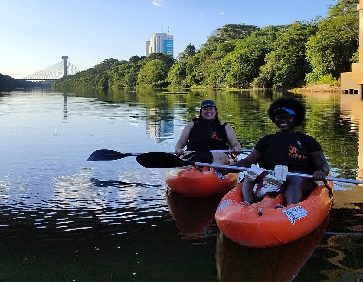 Turistas norte-americanas se encantam com passeio de caiaque no Rio Poti