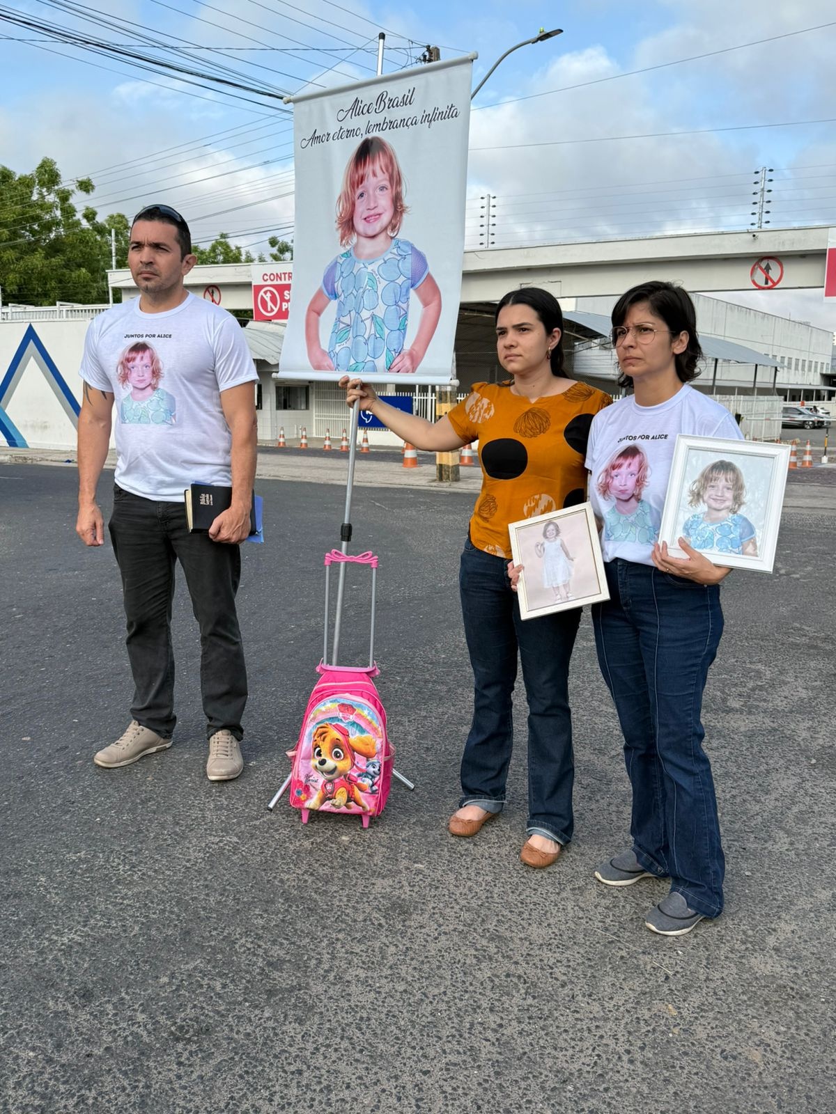 Família vai a colégio e pede por justiça após morte de Alice Brasil