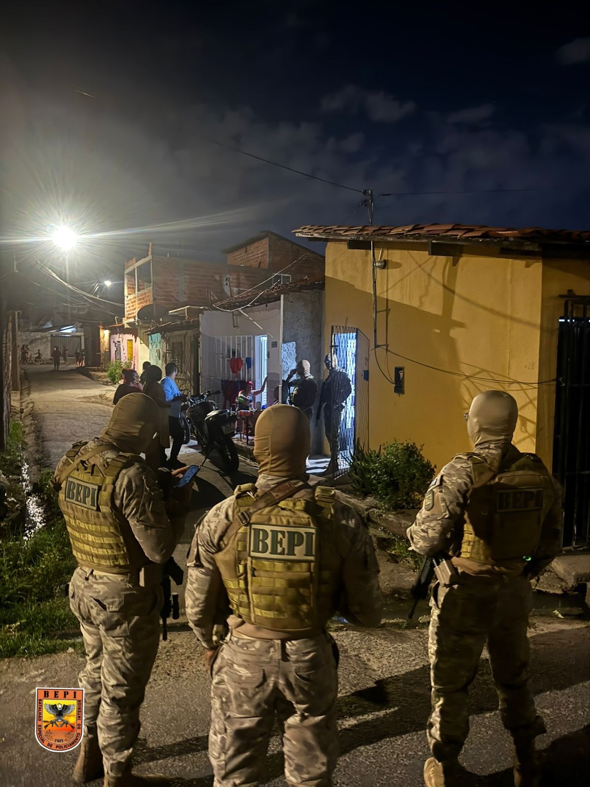 Homem é morto a tiros na zona Sudeste de Teresina; suspeitos são presos