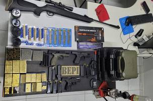 Polícia encontra arsenal de armas e munições do suspeito de matar casal (Foto: Divulgação)