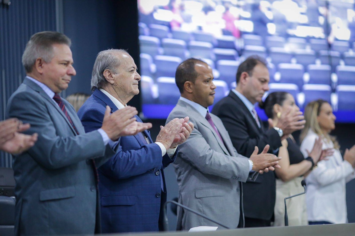 Silvio Mendes participa de sessão solene na Câmara pelos 173 anos de Teresina