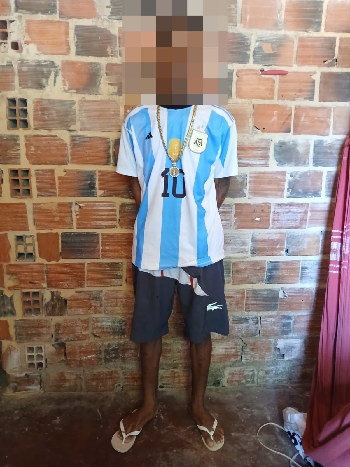 Adolescente é apreendido em casa confiscada por facção por dívida de drogas