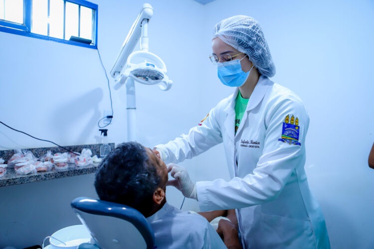 Com sorriso renovado, timonenses recebem próteses dentárias no CEO
