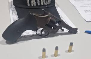 Indivíduo é preso com revólver após denúncia de disparos na zona Sudeste (Foto: Divulgação)