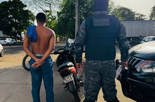 Polícia Militar prende dupla e apreende moto roubada em Timon, Maranhão (Foto: Divulgação)