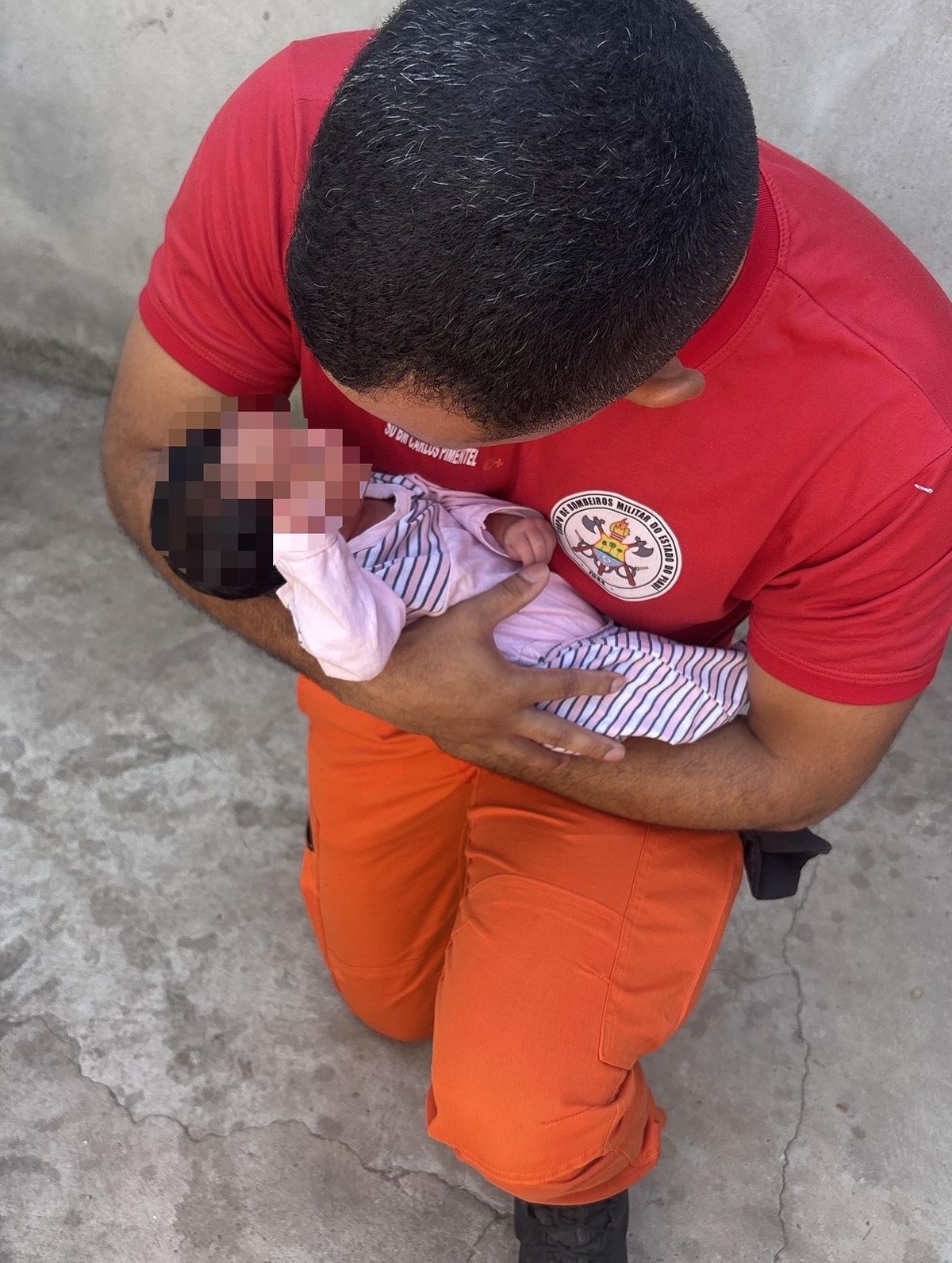Recém-nascido é salvo pelos bombeiros após se engasgar com leite materno
