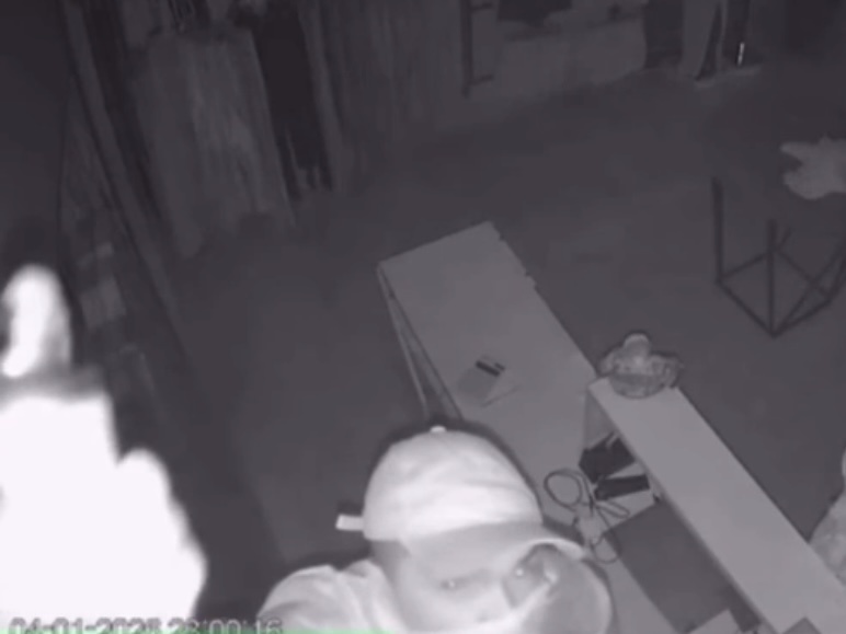 Bandido furta loja e joga tinta em câmera para não ser identificado em Teresina