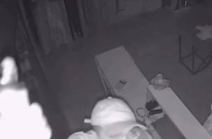 Bandido furta loja e joga tinta em câmera para não ser identificado em Teresina (Foto: Divulgação)