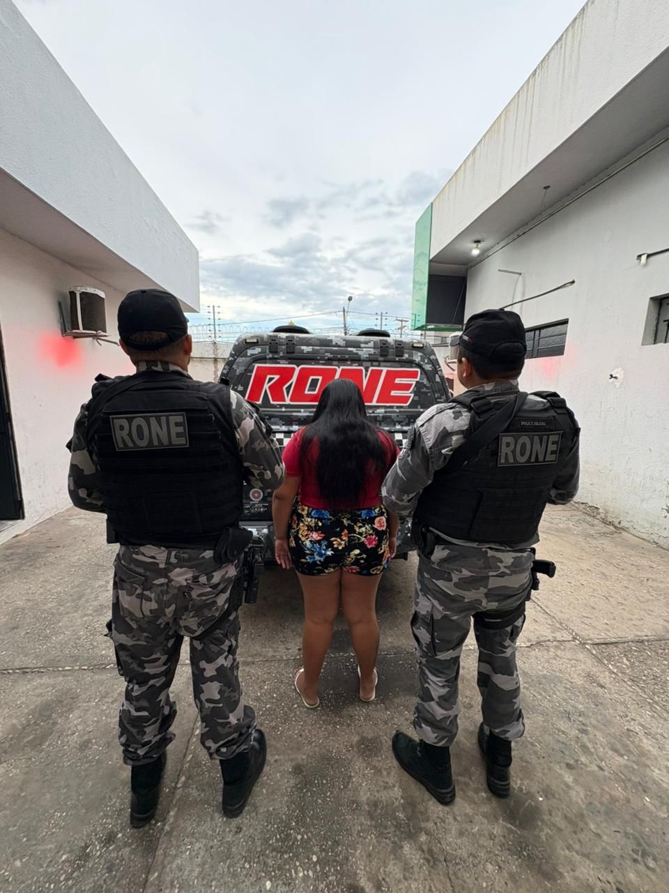 Mulher é presa após assumir tráfico de drogas de companheiro preso em Teresina