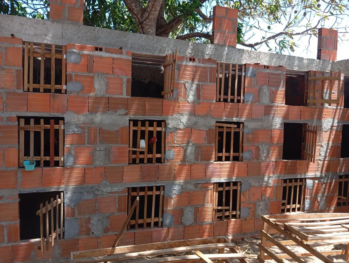 PM apreende arma de fogo e 19 galos de briga em Parnaíba, um preso