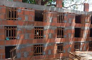 PM apreende arma de fogo e 19 galos de briga em Parnaíba, um preso (Foto: Divulgação)