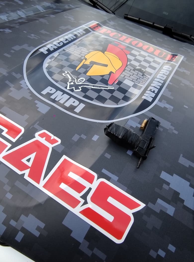 Polícia prende dupla com arma de fogo artesanal após perseguição em Teresina