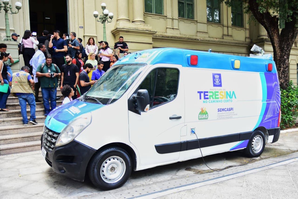 Prefeitura entrega carros adaptados para banho de moradores em situação de rua