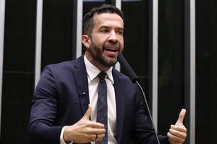 Deputado André Janones é internado com arritmia em São Paulo