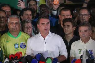 Flávio Bolsonaro cruza fronteira argentina e segue para o Equador (Foto: Joédson Alves/Agência Brasil)