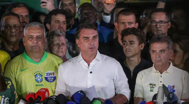 Flávio Bolsonaro cruza fronteira argentina e segue para o Equador
