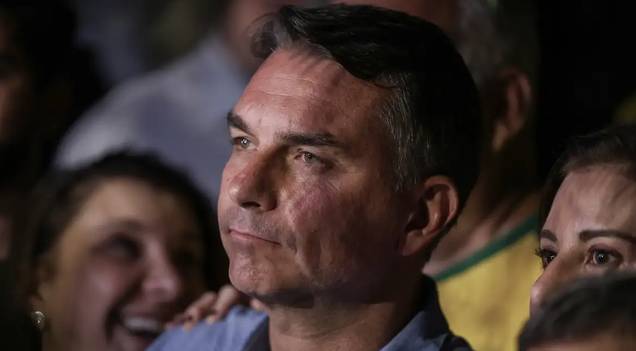 Mendonça multa Flávio por impulsionar post negativo contra Lula