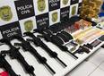 PM apreende fuzis, pistola, drogas e munições em residência em Teresina
