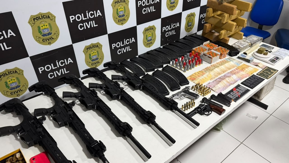 PM apreende fuzis, pistola, drogas e munições em residência em Teresina