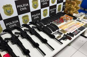 PM apreende fuzis, pistola, drogas e munições em residência em Teresina (Foto: Divulgação)