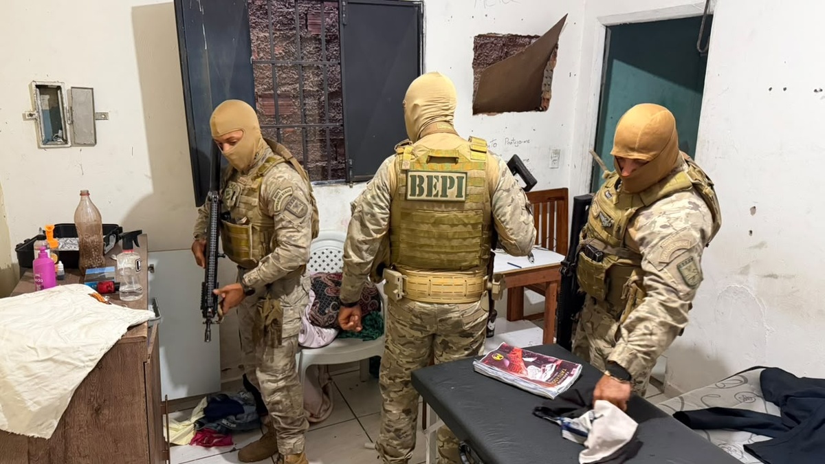 Polícia cumpre mandados em imóveis usados para guardar e distribuir drogas