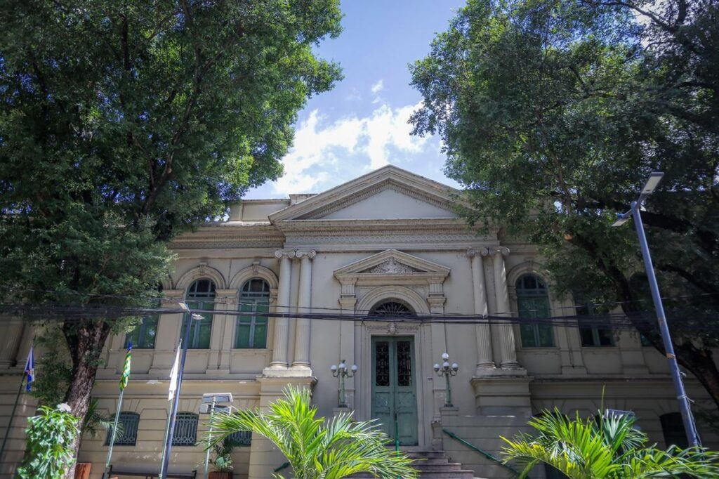 Prefeito anuncia contratação definitiva de empresas de limpeza pública