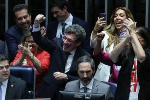 Senado aprova fim da escala 6x1 e redução da jornada de trabalho