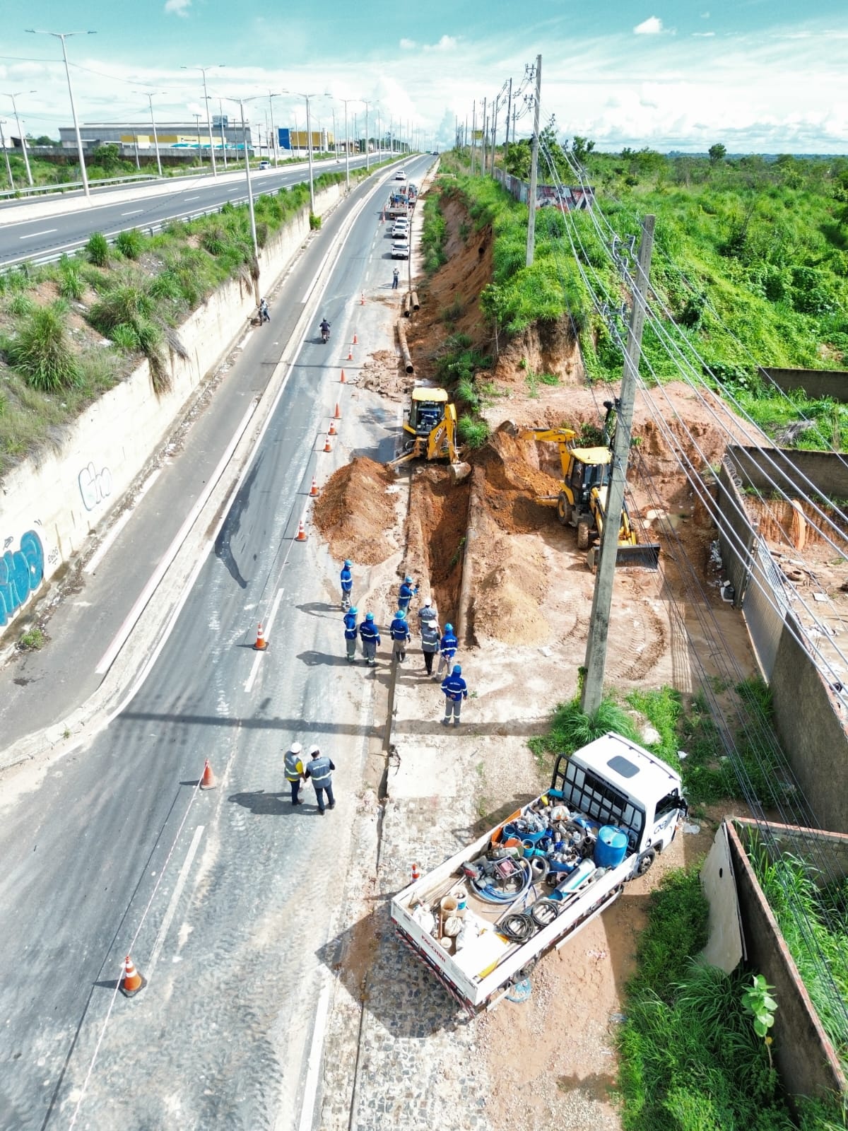 Águas de Teresina faz reparo emergencial após adutora romper na zona Sul