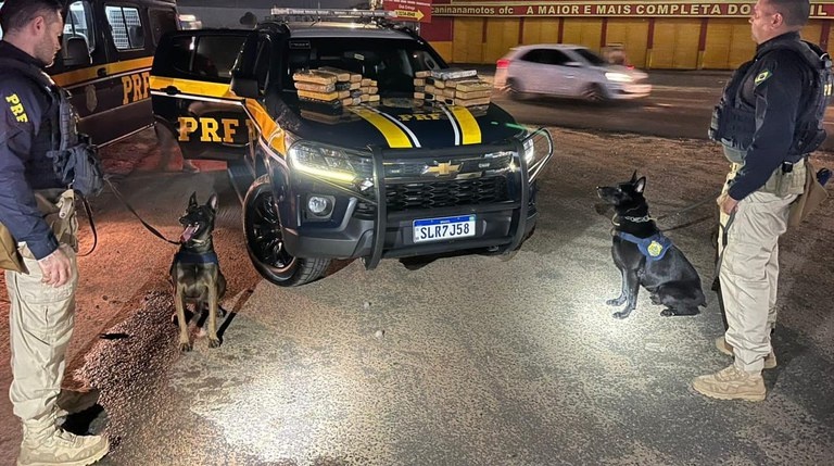 PRF apreende adolescente com 36 tabletes de maconha dentro de ônibus em Teresina