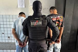 Rocam flagra adolescentes com arma em carro na zona Norte de Teresina (Foto: Divulgação)