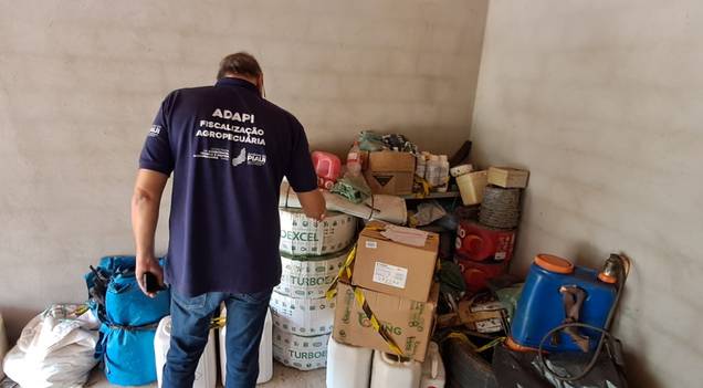 Adapi apreende 70 litros de agrotóxicos irregulares e autua estabelecimentos