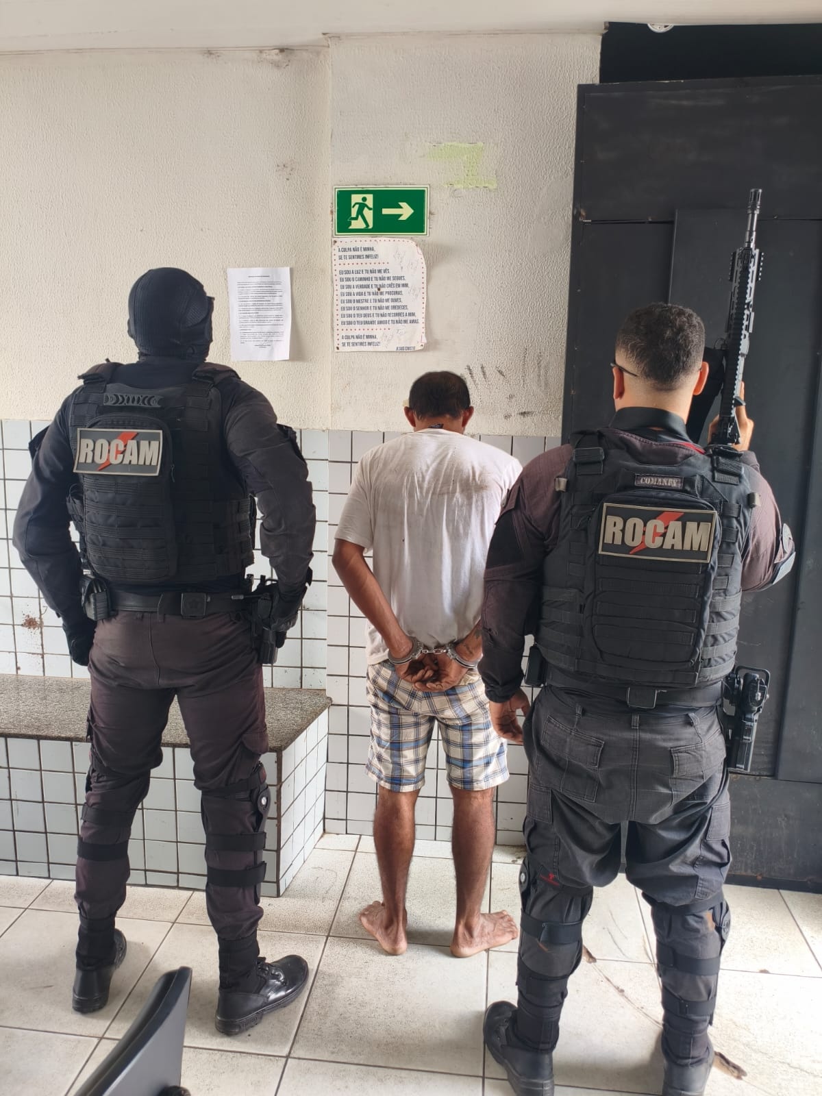 Após perseguição, PM prende suspeito de roubo e recupera moto e bolsa