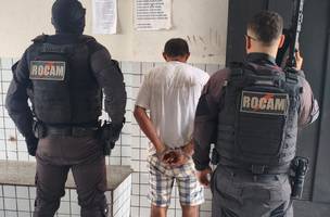 Após perseguição, PM prende suspeito de roubo e recupera moto e bolsa (Foto: Divulgação)