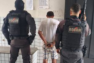 Após perseguição, PM prende suspeito de roubo e recupera moto e bolsa (Foto: Divulgação)