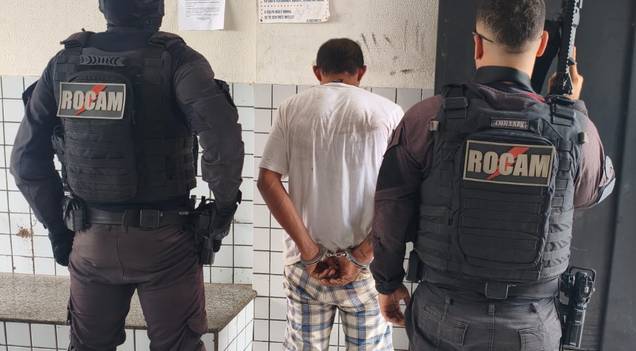 Após perseguição, PM prende suspeito de roubo e recupera moto e bolsa