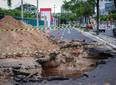 Avenida Jóquei Clube é interditada para reparos após formação de cratera