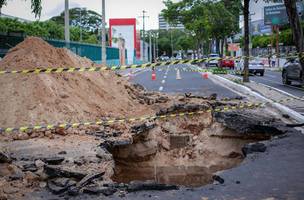 Avenida Jóquei Clube é interditada para reparos após formação de cratera (Foto: Divulgação)