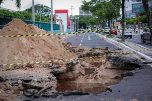 Avenida Jóquei Clube é interditada para reparos após formação de cratera (Foto: Divulgação)